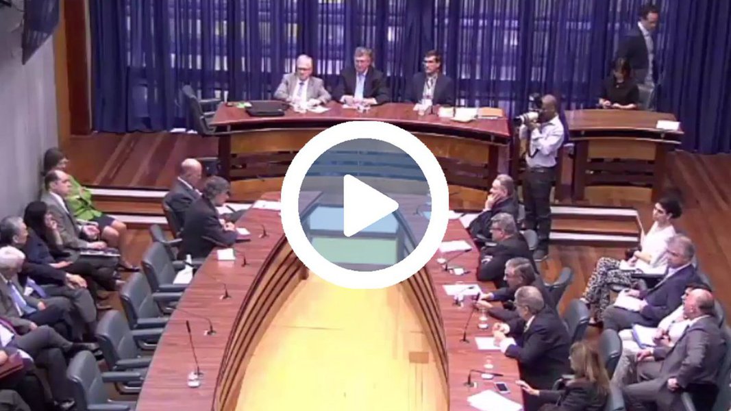 Durante sessão da Comissão de Ciência e Tecnologia da Assembleia Legislativa de São Paulo, o deputado estadual Carlos Giannazi (PSOL) fez um ato simbólico; depois de fazer diversas críticas contra o reitor da Universidade de São Paulo, Marco Antonio Zago, presente na sessão, o parlamentar devolveu a ele as bombas jogadas contra estudantes e trabalhadores durante um protesto na instituição em março deste ano contra sua gestão