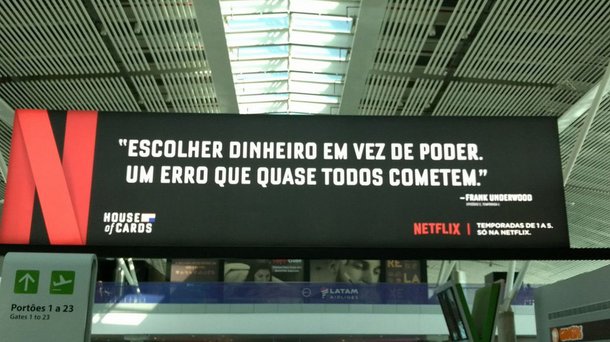 Netflix faz graça com a situação política do Brasil; para promover a quinta temporada da série House of Cards, produtora norte-americana deixa recado aos políticos brasileiros no aeroporto de Brasília