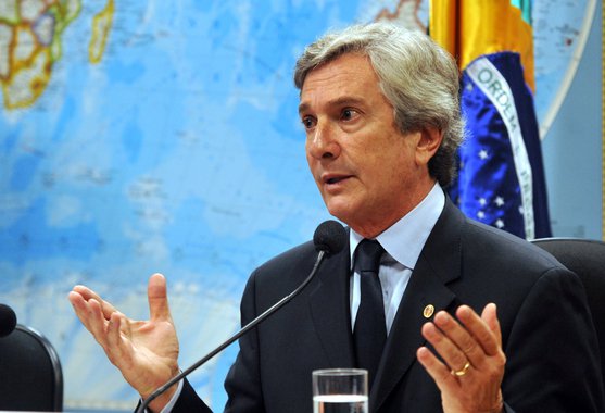 Levantamento do portal Poder360 diz que o senador Fernando Collor de Mello é o parlamentar brasileiro que mais deve à Receita Federal; dívida atribuída ultrapassa R$ 143 milhões; no total, deputados e senadores devem à União R$ 876,6 milhões, incluindo as empresas às quais estão ligados; atualmente, os próprios parlamentares analisam a medida provisória do Refis, cujo texto permite às empresas endividadas renegociar suas dívidas