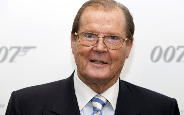 O ator britânico Roger Moore, que ficou conhecido internacionalmente por interpretar o agente secreto James Bond, morreu nesta terça-feira, aos 89 anos, informou sua família na conta oficial do ator no Twitter; os 12 anos de Moore como James Bond o tornaram milionário, assim como em um destruidor de corações por todo mundo