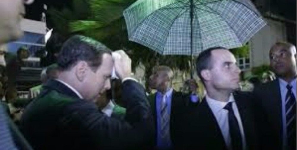 O prefeito de São Paulo, João Doria (PSDB), disse que a ovada que ele tomou na cabeça ontem não o intimidou; o tucano atravessou uma chuva de ovos na noite de ontem para entrar na Câmara Municipal de Salvador, onde recebeu o título de cidadão soteropolitano; "Eu tinha prometido que não faria um discurso mencionando o PT, mas vou, sim. Em São Paulo, eu venci o primeiro turno impondo uma vitória que o PT não irá esquecer tão cedo. Com Dilma, Lula e Fernando Haddad. Não há petista ou esquerdista que me coloque medo. Não há ovo, não há agressão, não há palavrão que me intimidem. Eu tenho sangue baiano", afirmou o tucano