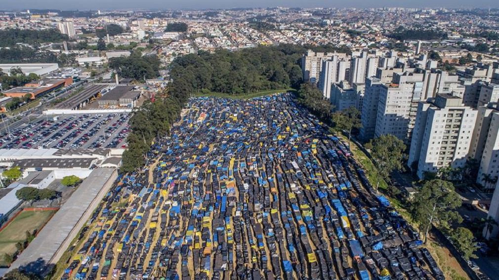 Na próxima segunda-feira, quando se completa um mês da ocupação do terreno de 70 mil m² da Construtora MZM, em São Bernardo do Campo, três dos cinco desembargadores da 20.ª Câmara de Direito Privado do Tribunal de Justiça de São Paulo devem julgar a reintegração de posse; para Guilherme Boulos, líder do MTST, “se a aposta, seja do Judiciário, seja do governo ou da prefeitura, for no conflito, no enfrentamento, e determinarem retirada, o despejo, sem nada, sem nenhuma solução, evidentemente pode gerar uma situação de resistência”. E emendou; “E, talvez, cinco anos depois, teremos um novo Pinheirinho no Estado”, completou Boulos, referindo-se ao episódio da desocupação de um terreno em janeiro de 2012 em São José dos Campos
