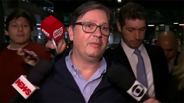 Defesa do ex-deputado Rodrigo Rocha Loures (PMDB-PR) apresentou nesta segunda-feira 5 pedido de liberdade ao Supremo Tribunal Federal; Loures foi preso no último sábado (3), por determinação do ministro Edson Fachin, em Brasília; ele foi flagrado pela Polícia Federal recebendo uma mala com R$ 500 mil da JBS; segundo o procurador-geral da República, Rodrigo Janot, a prisão de Loures é "imprescindível para a garantia da ordem pública e da instrução criminal"