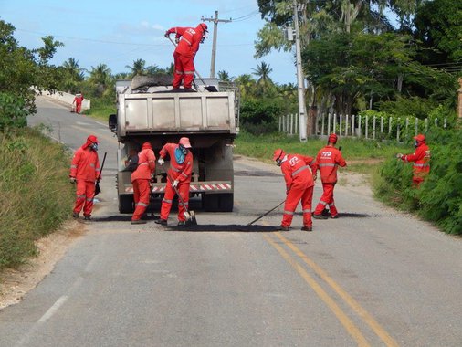 Por conta da aproximação do período chuvoso, os serviços que são executados regularmente foram redobrados, com o intuito de prevenir o aumento e a multiplicação dos buracos que inevitavelmente ocorrem, principalmente em razão das últimas chuvas em todo o estado; os trabalhos são realizados pelas cinco Gerências de Distritos (GEDRE), centralizadas nas cidades de Estância, Lagarto, Nossa Senhora da Glória, Japaratuba e Aracaju, que ao receberem as demandas dos municípios, priorizam os casos emergenciais e delegam os profissionais à limpeza dos buracos formados e, posteriormente, à aplicação de concreto betuminoso usinado a quente (CBUQ)