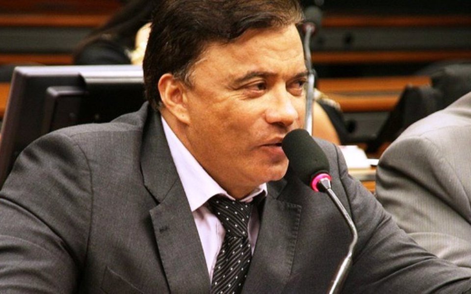 O PT na Câmara Federal, em documento assinado deputado Jorge Solla (BA), entrou com representação no Conselho de Ética contra o deputado Wladimir Costa (SD-PA), aquele da tatuagem de Temer; no último dia 29, durante conversa no grupo de WhatsApp da Comissão de Fiscalização Financeira e Controle, Wladimir encaminhou a imagem de uma adolescente seminua e a identificou como a filha da deputada Maria do Rosário (PT-RS)