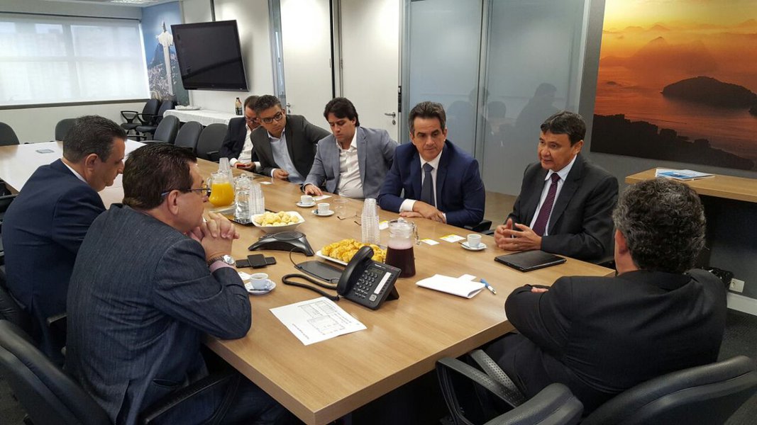 O governador Wellington Dias reuniu-se, em São Paulo, com os diretores da empresa CVC Turismo e o senador Ciro Nogueira, além do secretário de Estado do Turismo, Flávio Nogueira, e o secretário de Estado dos Transportes, Guilhermano Pires; em pauta, um novo projeto que, além do Delta do Parnaíba, inclui Teresina e a Serra da Capivara na Rota das Emoções; "Firmamos uma parceira com a CVC para consolidar esse roteiro. O litoral, que já está na Rota das Emoções, é uma região que possui grandes atrativos, mas queremos apresentar ao Brasil outros pontos de grande potencial no Piauí", disse Wellington