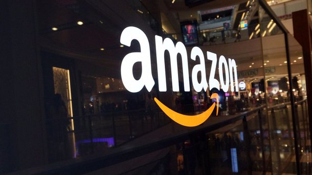 A Amazon é a empresa mais ambiciosa do mundo. Ela está se espalhando para os mais diversos setores que possam impulsionar o seu negócio de "a loja de tudo", como logística, robótica, varejo físico... e milhões de executivos de milhares de empresas estão preocupadíssimos com a possibilidade de que a empresa de Jeff Bezos entre em seus mercados; o que o banco Morgan Stanley acredita ser como "fosso anti-Amazon" é, por exemplo, você ter produtos únicos: o primeiro fosso é ter um produto único, como itens de luxo com marca (qual a chance da Amazon criar uma bolsa que rivalizará com a Chanel?); outra cosia é são as questões regulatórias: qualquer indústria que tenha uma questão regulatória forte por trás é um desafio para a Amazon. Isso dificulta a entrada da companhia; confira
 