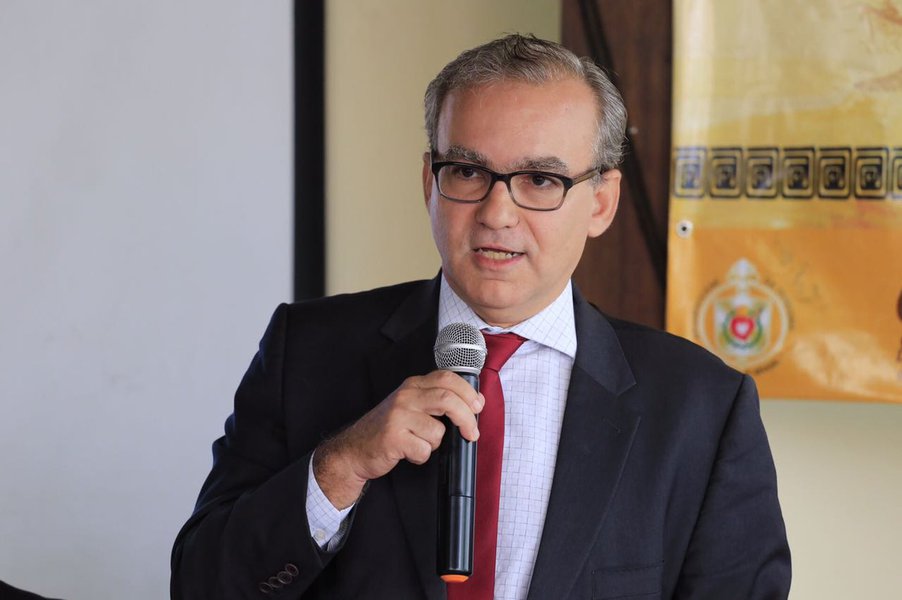 O prefeito de Teresina, Firmino Filho (PSDB), diz que não existe possibilidade de ele deixar o comando da capital para se candidatar ao governo de Piauí em 2018; o tucano é visto como o nome mais forte da oposição até agora, e nas pesquisas aparece sempre em segundo lugar, atrás apenas do governador Wellington Dias (PT); "Devo muito a Teresina. Tenho a obrigação de ficar até o final do mandato. Vou fazer de tudo para um papel bonito", diz Firmino