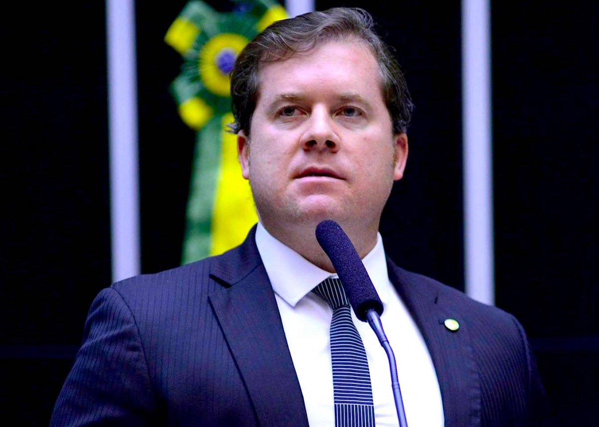 A primeira turma do Supremo Tribunal Federal (STF) absolveu o ministro do Turismo, Marx Beltrão (PMDB), da acusação de falsidade ideológica, crime que teria cometido à época em que foi prefeito da cidade de Coruripe, no litoral Sul de Alagoas; decisão foi por unanimidade e com parecer favorável do Ministério Público Federal (MPF)