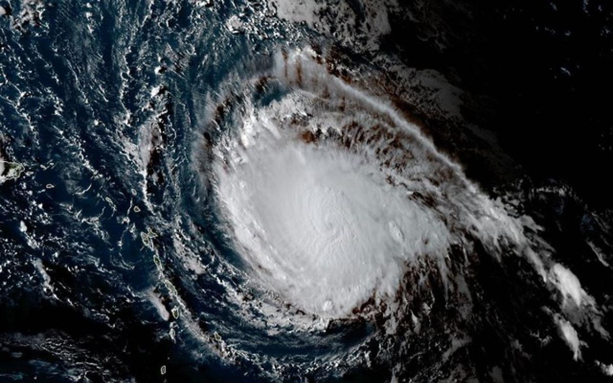 O Furacão Irma, o mais forte registrado na história do Oceano Atlântico deixou ao menos 10 mortos e mais de 20 feridos, até o momento, em sua passagem pelas ilhas de St Matin, Antigua e Barbuda, no Caribe; segundo o Centro Nacional de Furacões, o furacão continua na categoria 5 e segue pela costa norte da República Dominicana, para passar pelo Haiti e Cuba, continuando em direção à costa sul da Flórida; Irma também passará pelas ilhas Turcas e Caicos, além das Bahamas, onde os moradores também já estão deixando suas casas; as previsões indicam que o furacão passará sobre a capital Nassau