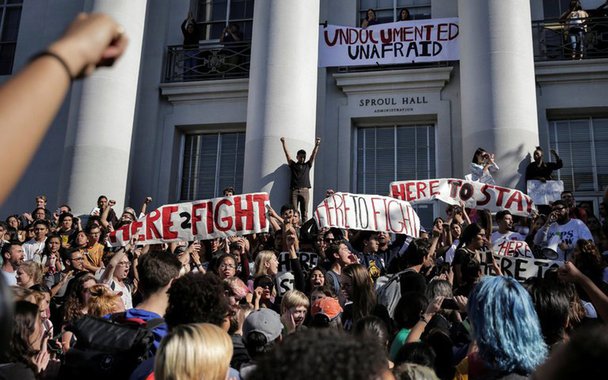 Parlamentares da Califórnia votaram neste sábado para proibir a polícia de pedir o status de imigrante de pessoas que foram presas e limitaram a cooperação com oficiais de imigração, tornando o estado mais populoso dos Estados Unidos em santuário