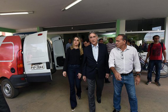 O governador Fernando Pimentel visitou vítimas e familiares dos atingidos pela tragédia ocorrida pela manhã no Centro Municipal de Educação Infantil Gente Inocente, em Janaúba, Território Norte, que resultou em mortes e ferimentos em crianças e adultos; "Infelizmente, os óbitos que ocorreram lá no local não tiveram como ser evitados. Mas esses que foram socorridos, as crianças e os adultos também, nós estamos com muita esperança de que todos sobrevivam", afirmou, dizendo que Janaúba vive uma tragédia; "Não tem outra palavra para descrever isso"