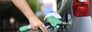 Em protesto contra o aumento nos preços da gasolina, brasileiros, com mais de mil carros, atravessaram a fronteira de Mato Grosso do Sul com o Paraguai, neste domingo (3), para abastecer no país vizinho. O grupo escolheu um posto da avenida Brasil, a principal de Pedro Juan Caballero, para fazer a manifestação; no local eles encontraram gasolina a R$ 2,65 o litro, álcool a R$ 2,47 e diesel a R$ 2,68. No Brasil, a gasolina, por exemplo, passa dos R$ 4,20
