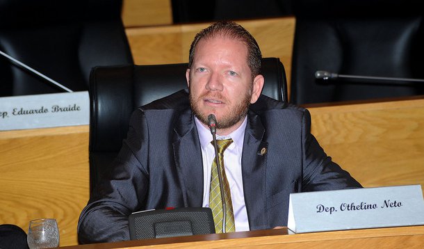 O deputado estadual Othelino Neto (PCdoB) repercutiu a denúncia oferecida pelo procurador-geral da República, Rodrigo Janot, contra Michel Temer (PMDB) por corrupção passiva; “Michel Temer, depois de estimular a compra do silêncio de Eduardo Cunha, cometeu não só o diálogo, mas uma série de crimes. E o Brasil, infelizmente, está nesta situação vexatória, dificultando, cada vez mais, a vida dos brasileiros e a sua imagem lá fora. Todos aqueles, que se arvoraram de paladinos da moralidade, estão caindo de podre no Brasil, envolvidos nessas denúncias, não só essa da JBS, como outras”, disse Othelino