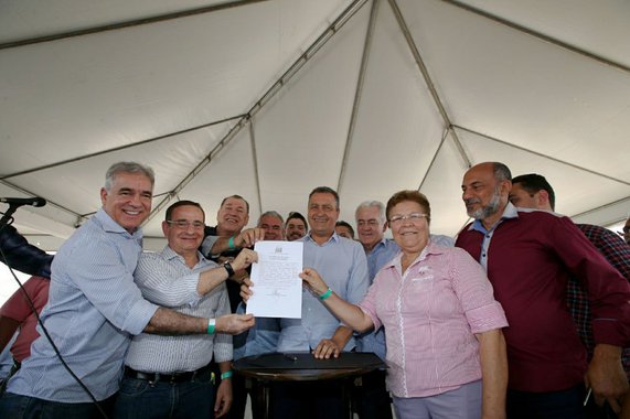 Para incentivar a população a exigir a emissão da nota fiscal em compras no mercado varejista, o governo do Estado lançou nesta segunda-feira a Nota Premiada Bahia, programa de cidadania fiscal que distribuirá dez prêmios de R$ 100 mil todos os meses, com o sorteio inicial agendado para 14 de fevereiro de 2018, além de premiações especiais de R$ 1 milhão, a primeira das quais prevista para 20 de junho, véspera do São João