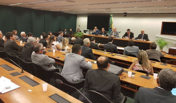 O esforço do prefeito Edvaldo Nogueira ao dialogar com todos os deputados federais e senadores deu resultado e Aracaju será contemplada com uma das emendas da bancada federal de Sergipe no Orçamento Geral da União de 2018; proposta apresentada pela administração municipal é de um aporte de R$ 120 milhões para o setor de Saúde Pública da capital; nota técnica entregue por Edvaldo ao coordenador da bancada federal, deputado Jony Marcos, e distribuída também aos demais deputados federais e aos senadores, fica estabelecido que dos R$ 120 milhões, R$ 70 milhões irão para a manutenção das unidades de saúde de Atenção à Média e Alta Complexidade. Os outros R$ 50 milhões irão para as unidades básicas de Saúde