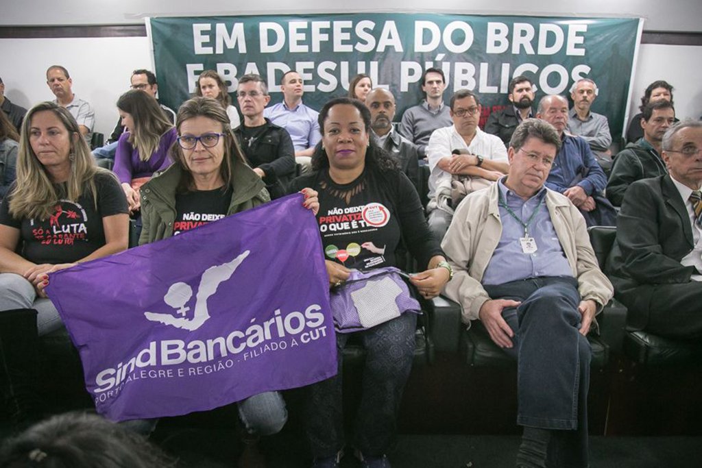 Voltaram a ser veiculadas notícias sobre a intenção do governo José Ivo Sartori (PMDB) privatizar o Badesul e o BRDE, dois bancos de fomento de projetos de desenvolvimento e de investimento em pequenas e médias empresas; Carlos Augusto Oliveira Rocha, diretor da Fetrafi-RS, diz que “reduzir o Estado a praticamente nada é uma opção puramente ideológica do governo Sartori”