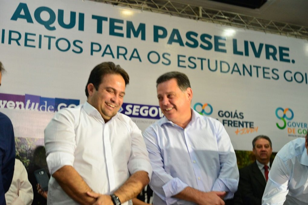 Mais de 1 mil estudantes lotaram as galerias do auditório do Senac, em Anápolis, para receber o governador Marconi Perillo, que foi à cidade anunciar a implantação imediata do Passe Livre Estudantil (PLE) no município para mais de 15 mil alunos, independente do nível escolar, financeiro, ou se estudam na rede pública ou privada; “Nenhum estudante anapolino ficará de fora do programa; só se não quiser”, disse o governador; “Vocês não são o futuro. São o presente”