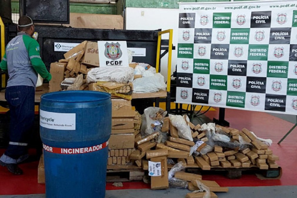 A Polícia Civil do Distrito Federal incinerou, em uma empresa no Setor Industrial de Ceilândia, 3 toneladas de entorpecentes apreendidos em ações de combate a drogas; são substâncias como cocaína, crack, ecstasy, haxixe, lança-perfume, LSD, maconha e metanfetamina; cerca de 80% desses produtos foram apreendidos pela Polícia Civil