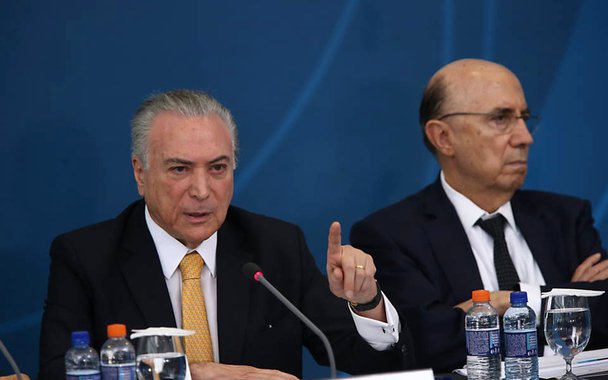 Diante da constatação de que não teria condições de aprovar a reforma da Previdência como está, o governo federal admitiu nesta quinta-feira alterar a proposta em pelo menos cinco pontos mais sensíveis; com isso, a economia prevista de R$ 678 bilhões ao longo de 10 anos com o novo regime previdenciário seria reduzida em 17%, disse a Casa Civil nesta quinta-feira, 6; mais cedo, o ministro da Casa Civil, Eliseu Padilha, havia dito que esse impacto seria de 10%; apesar das mudanças em pontos centrais da reforma, o discurso do governo continua sendo de que não haverá prejuízo do ajuste fiscal