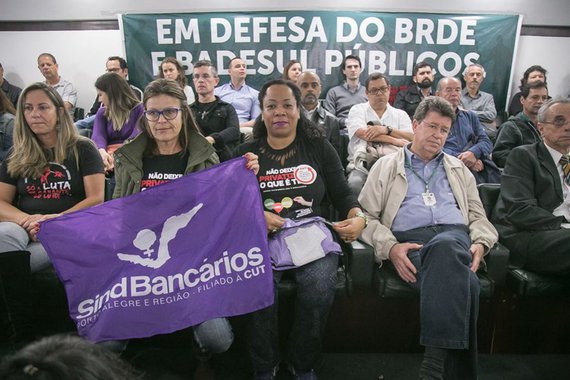 Voltaram a ser veiculadas notícias sobre a intenção do governo José Ivo Sartori (PMDB) privatizar o Badesul e o BRDE, dois bancos de fomento de projetos de desenvolvimento e de investimento em pequenas e médias empresas; Carlos Augusto Oliveira Rocha, diretor da Fetrafi-RS, diz que “reduzir o Estado a praticamente nada é uma opção puramente ideológica do governo Sartori”
