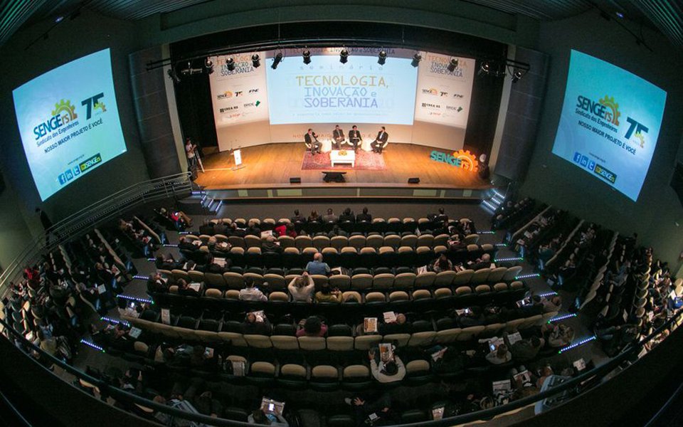 Seminário falando de “Tecnologia, Invocação e Soberania” marcou a comemoração de 75 anos de criação do Sindicato dos Engenheiros do Rio Grande do Sul (SENGE); a série de painéis e palestras colocou na mesa perguntas e desafios com os quais as várias áreas da engenharia vem se deparando nos últimos anos, juntamente com o papel do Estado em viabilizar avanços; “A Engenharia brasileira, mais uma vez, sofre as consequências da falta de um planejamento de Estado de médio e longo prazo. Mesmo assim, acompanharemos no dia de hoje exemplos marcantes do que pode ser feito neste país a partir da prevalência da tecnologia e da inovação em prol da soberania nacional, hoje ameaçada”, afirmou o diretor do SENGE, Alexandre Wollmann 
