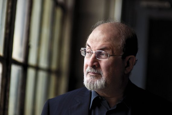 Ao lançar seu mais novo livro "The Golden House" nesta quinta-feira, 12, na Feira do Livro de Frankfurt, o escritor britânico Salman Rushdie fez críticas ao presidente dos Estados Unidos, Donald Trump; "Tudo que Trump sabe fazer é destruir coisas. Alianças, amizades, casamentos. Ao mesmo tempo, foi um fracasso em criar qualquer legislação. E temos sorte de ele ser tão incompetente", disse; Rushdie conta a história de uma família de indianos que, fugindo do terrorismo, chega aos Estados Unidos e assume uma nova identidade; a chegada deles coincide com a posse de Obama