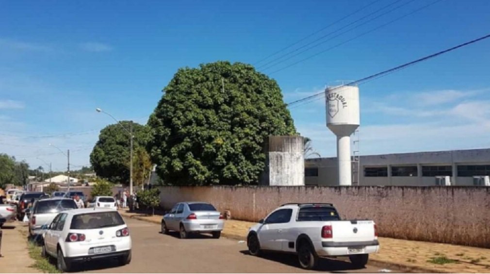 A estudante Raphaella Noviski, de 16 anos, foi morta com 11 tiros depois que um atirador invadiu a Escola Estadual 13 de Maio, em Alexânia (GO), na manhã desta segunda-feira (6); o principal suspeito é Misael Pereira, de 19 anos, preso em flagrante logo após o crime; em entrevista informal à delegada, o suspeito disse que tinha ódio de Rafaela e comprou a arma para matá-la; “Além de confessar o crime, ele disse que tinha ódio da Rafaela. Eles estudaram na mesma escola e moravam perto um do outro, mas não tinham nenhum relacionamento próximo. Apesar disso, ele sabia tudo sobre a vida dela. Ao que tudo indica, ele era uma espécie de ‘stalker'”, relatou a delegada