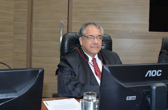 Ao comparar a famigerada Operação "Lava Jato" com um dos maiores movimentos populares e democráticos da história do País, Vossa Excelência está confundindo "alhos com bugalhos". As "Diretas Já" foi um movimento pela Democracia e contra a ditadura. Já a Operação "Lava Jato", embora com apoio midiático e de parte da sociedade, trata-se de uma Operação que assalta a Constituição e, portanto, a própria Democracia