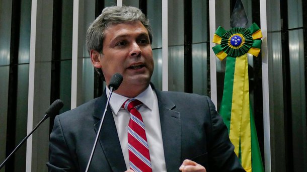 “Disseram que depois do Palocci acabou. Que era o fim, a pá de cal [na campanha de Lula]. E ele sobe cinco pontos”, diz Lindbergh Farias em vídeo comentando a liderança de Lula no Datafolha