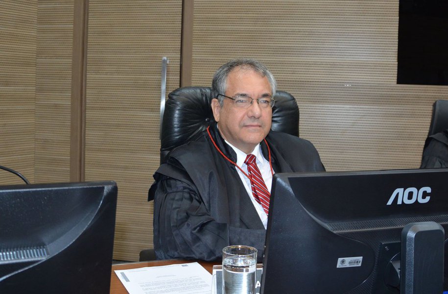 Ao comparar a famigerada Operação "Lava Jato" com um dos maiores movimentos populares e democráticos da história do País, Vossa Excelência está confundindo "alhos com bugalhos". As "Diretas Já" foi um movimento pela Democracia e contra a ditadura. Já a Operação "Lava Jato", embora com apoio midiático e de parte da sociedade, trata-se de uma Operação que assalta a Constituição e, portanto, a própria Democracia