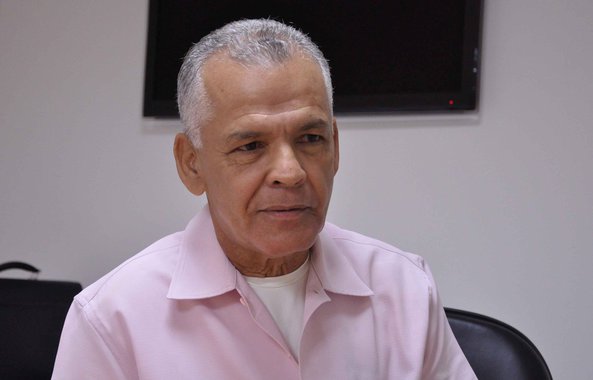 Diante da novela que já dura praticamente seis meses, o ex-diretor do Procon na Bahia Marcos Medrado (PR) afirma que desistiu de se articular para assumir o cargo de deputado federal; para assumir o mandato, ele depende apenas do vice-prefeito de Feira de Santana, Colbert Martins (PMDB), primeiro na fila após a ida de Antônio Imbassahy (PSDB) para a Secretaria de Governo da Presidência e o retorno de Tia Eron (PRB) para a Secretaria de Promoção Social de Salvador; Medrado diz que a articulação é travada pelo prefeito ACM Neto (DEM), que quer que ele adira à sua base; ele continua dizendo que não aceita a condição imposta pelo democrata; "Na realidade, houve sacanagem do prefeito"