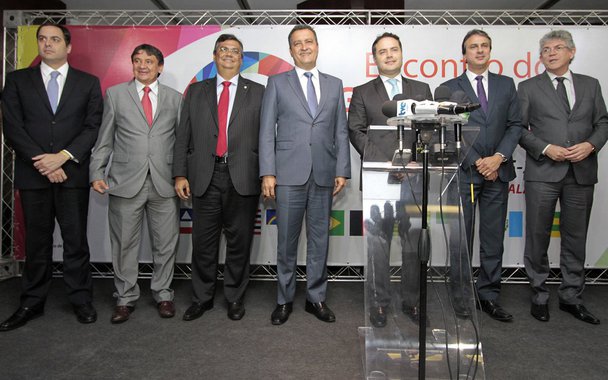 Após participar do o VII Fórum de Governadores do Nordeste, em Salvador, o governador do Piauí, Wellington Dias, avaliou como positivo o encontro que reuniu os chefes executivos dos nove estados do Nordeste; um dos pontos discutidos diz respeito ao cumprimento da Carta dos Governadores, documento redigido junto ao governo federal, em 2016, que prevê, entre outros pontos, a liberação de créditos em investimentos em condições de gerar emprego e renda, em infraestrutura; “O direito de contração destes empréstimos é um direito constitucional e o seu travamento culmina prejudicando o crescimento econômico do Estado”, ressaltou o governador Wellington Dias