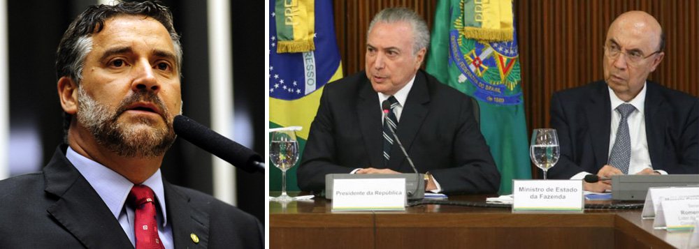 Deputado federal Paulo Pimenta (PT-RS) criticou nesta segunda-feira, 14, a falta de iniciativa do governo de Michel Temer para aumentar a arrecadação sem penalizar os brasileiros menos favorecidos; "Esse governo golpista antes de anunciar rombo nas contas deveria ter coragem de cortar verbas do milionário Sistema S, por exemplo", disse o deputado em sua página no Twitter; "Ou cobrar impostos sobre lucros e dividendos das grandes empresas e principalmente dos bancos que nunca reduziram seus ganhos na crise", sugeriu 