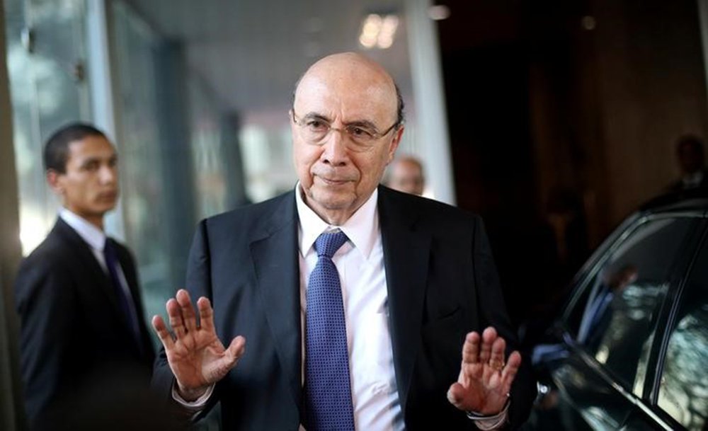 Ministro da Fazenda, Henrique Meirelles, conversa com jornalista em frente ao ministério, em Brasília 20/07/2017 REUTERS/Adriano Machado