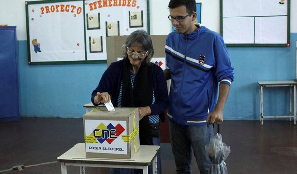 Governos do chamado Grupo de Lima, formado por 12 países da América, incluindo o Brasil, divulgaram nesta terça-feira (17) um comunicado pedindo a realização de auditoria na eleição da Venezuela, ocorrida no último domingo (15). segundo o grupo, a auditoria deve ser acompanhada por observadores internacionais, “a fim de esclarecer a controvérsia sobre os resultados da eleição e conhecer o verdadeiro pronunciamento do povo venezuelano”