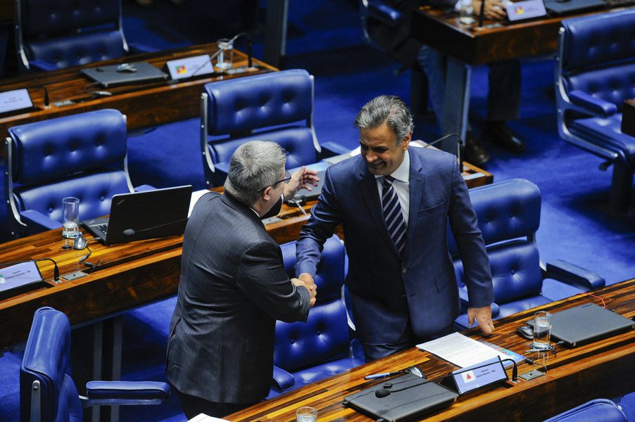 Na noite desta terça-feira, em sessão no Senado, 44 senadores votaram para manter o mandado de Aécio Neves (PSDB-MG) e anular a sanção do STF que determinava o recolhimento noturno do mineiro; Aécio Neves estava afastado temporariamente do mandato desde 26 de setembro; Procuradoria-Geral da República (PGR) denunciou o tucano por corrupção passiva e obstrução de Justiça, com base em delações premiadas do grupo empresarial J&amp;F; clique e veja a lista para guardar bem os nomes e não esquecer na eleição de 2018