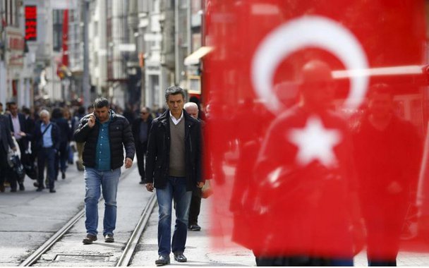 Justiça de Istambul aceitou a o pedido da procuradoria, que exigiu a prisão de um funcionário do Consulado Geral dos EUA, Metin Topuz, suspeito de estar ligado ao clérigo islamista de oposição e líder do movimento terrorista FETO, Fetullah Gulen; Topuz está sendo acusado de minar a ordem constitucional, espionagem e de conspiração contra o governo da Turquia