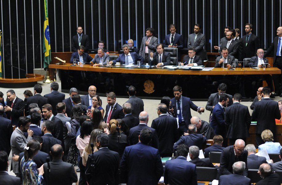Levantamento feito pelo Hoje em Dia aponta que 30 dos 53 parlamentares que atuam por Minas Gerais na Câmara dos Deputados são contra o voto em lista fechada, atualmente em debate na Comissão Especial da Reforma Política; apenas cinco deputados afirmaram ser a favor do projeto e cinco declararam não ter opinião formada