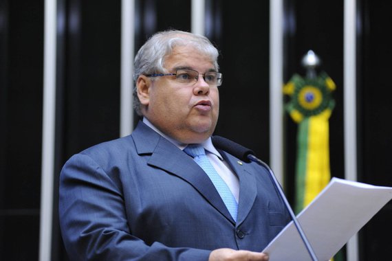 O deputado federal Lúcio Vieira Lima (PMDB), irmão do ex-ministro da Secretaria de Governo de Michel Temer, Geddel Vieira Lima, foi denunciado, pela imprensa, de ter comprado, no dia 28 de dezembro de 2016, 75 passagens aéreas com dinheiro público; ao UOL, o deputado confirma que as passagens foram compradas com o saldo restante da cota parlamentar no ano de 2016; outros cinco parlamentares também teriam comprado grandes lotes de passagens, nos últimos dias do ano passado
 