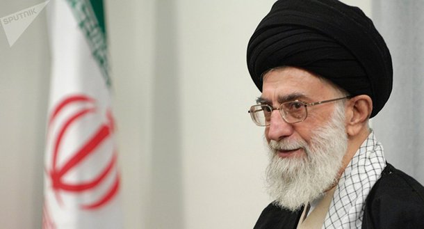 O líder supremo do Irã, Ali Khamenei, afirmou neste domingo que o país persa não será ameaçado, tampouco recuará diante das mais recentes sanções impostas pelos Estados Unidos, que ensaiam o que Teerã considera um "equívoco" acerca do acordo nuclear entre os dois países; em uma transmissão da TV iraniana, Khamenei afirmou que o país seria firme e "qualquer movimento equivocado pelo regime dominador em relação ao [acordo nuclear] enfrentará a reação da República Islâmica"
 
