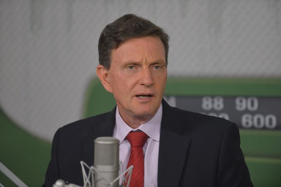 O prefeito do Rio, Marcelo Crivella, revelou que a partir de setembro, caso não consiga renegociar as dívidas, os servidores poderão ficar sem receber os seus salários; segundo ele, o município enfrenta a maior crise dos últimos 30 anos; prefeitura já tem atrasado repasses para empresas prestadores de serviços da área de segurança para a Riotur e os vigilantes que cuidam de áreas turísticas no Sambódromo e Monumento a Estácio de Sá estão sem receber salários há três meses