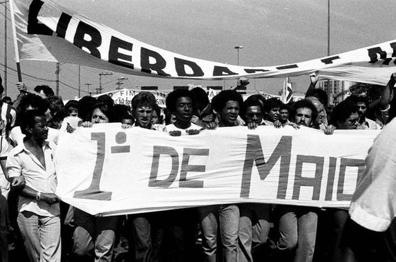 De nossa greve geral tiraremos lições: 1. A unidade trouxe de volta para o estuário da luta milhões de trabalhadores que foram capturados pela burguesia de má fé e neoliberal, inimiga dos direitos sociais. Com alegria e emoção vi sobre o palanque móvel aqui em Goiânia centrais sindicais e lideranças que votaram contra sua classe, hoje de volta a defender os direitos de quem trabalha