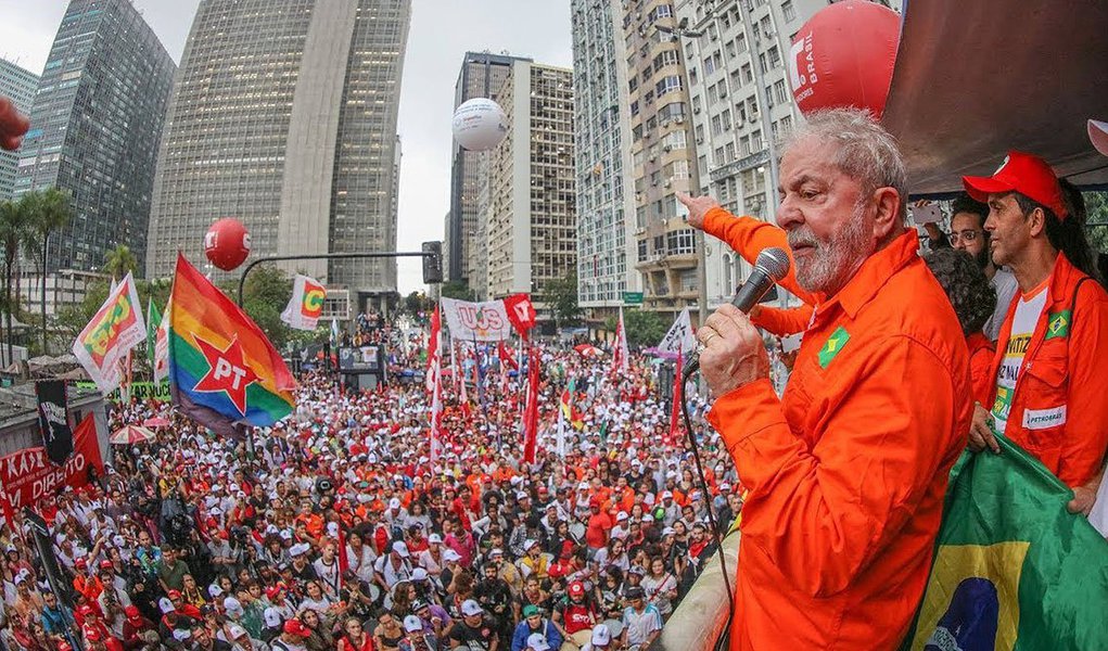 Um grupo de artistas e intelectuais do Rio de Janeiro estão organizando um encontro aberto com o ex-presidente Lula para ouvi-lo sobre o Brasil e o futuro; será no próximo dia 8, às 18 horas, na Uerj; Lula estará chegando da Baixada Fluminense, parte da III Caravana pelo Brasil