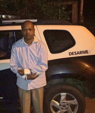Policiais da Delegacia Especializada em Armas, Munições e Explosivos (Desarme) do Rio prenderam o traficante internacional de armas Sebastião Braz da Fonseca Neto, de 49 anos, em Pedra de Guaratiba, na zona oeste da cidade; havia contra ele um mandado de prisão pendente expedido pela Justiça Federal; o traficante já tinha uma condenação de sete anos e seis meses de reclusão; investigações mostraram que os fuzis foram comprados na Bolívia e seriam entregues no Morro do Martins, em Niterói, na região metropolitana do Rio de Janeiro; pela operação, os criminosos receberiam R$ 20 mil