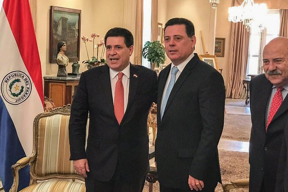 No encerramento da Missão Comercial do governo de Goiás ao Cone Sul, o governador Marconi Perillo (PSDB) esteve reunido por uma hora com o presidente do Paraguai, Horacio Cartes, em Assunção, para tratar da ampliação da integração econômica entre o país sul-americano e o Brasil Central; Marconi apresentou as potencialidades e oportunidades de negócios em Goiás e no Brasil Central e deu início às tratativas para a realização de uma missão oficial do governo do Paraguai a Goiânia no ano que vem, proposta prontamente acatada pelo presidente