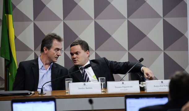 Convocado para prestar esclarecimentos em audiência conjunta da CPMI da JBS e da CPI do BNDES (Senado), o empresário Joesley Batista, controlador do grupo J&amp;F, seguiu a orientação de seus advogados e não respondeu às perguntas dos parlamentares; o depoimento de Joesley era considerado um dos mais importantes pelos parlamentares; outra oitiva considerada chave pelo senador Ataídes Oliveira (PSDB-TO), presidente do colegiado, é a do ex-chefe de gabinete do ex-procurador-geral da República Rodrigo Janot, Eduardo Pelella