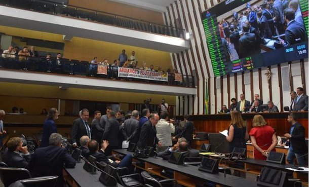 Chegou ao fim ontem à noite a celeuma que envolvia a votação da Lei Orçamentária Anual 2018 do governo do Estado; a sessão teve início já depois das 19h, após reunião comandada pelo presidente da Assembleia Legislativa, Ângelo Coronel (PSD), com os deputados de governo e de oposição; surpresa é que o acordo não envolveu o cumprimento imediato das emendas impositivas dos parlamentares que estão acumuladas desde 2014, de acordo com a minoria; o orçamento estimado pelo governo para o próximo ano é de R$ 45,3 bilhões, que representa R$ 1,8 bilhão a mais que neste ano, que chegou a R$ 44,4 bilhões