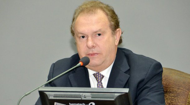 O presidente da Assembleia Legislativa, deputado Mauro Carlesse (PHS), cancelou o edital de licitação para aquisição de "móveis de alto padrão" e artigos de decoração para o gabinete da presidência, recepção e sala VIP do Legislativo estadual. De acordo com a Diretoria de Comunicação da AL, o parlamentar afirmou que não assinou o edital do pregão; Carlesse disse que o momento é “impróprio” e “irrazoável” para aquisição dos móveis e artigos de decoração