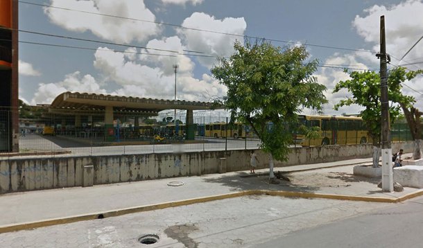 A juíza Roberta Barcala Coutinho liberou o vendedor Tiago Miguel da Silva, de 23 anos, por ser réu primário, “registra bons antecedentes” e reside no mesmo endereço desde o nascimento. Na decisão, ela afirma que “as razões do decreto preventivo [a prisão] devem se reportar a situações específicas, que indiquem de forma objetiva risco à efetividade do processo e/ou potenciais vítimas de reiteração criminosa"; a vítima relatou que, ao notar um líquido em seu braço, olhou para o lado e viu o pênis do homem fora da roupa